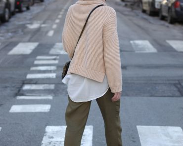 Hose in khaki, Rollkragen-Pullover und Fell-Booties von Zara Hose in khaki, Rollkragen-Pullover und Fell-Booties von Zara