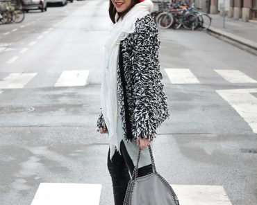 Pulloverkleid, Fell-Booties und rote Bommelmütze Pulloverkleid, Fell-Booties und rote Bommelmütze