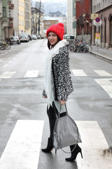 Pulloverkleid, Fell-Booties und rote Bommelmütze Pulloverkleid, Fell-Booties und rote Bommelmütze