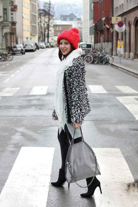 Pulloverkleid, Fell-Booties und rote Bommelmütze Pulloverkleid, Fell-Booties und rote Bommelmütze