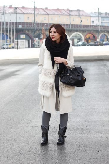 Biker Boots von DUO, Trenchcoat und Fake Fur Weste Biker Boots von DUO, Trenchcoat und Fake Fur Weste