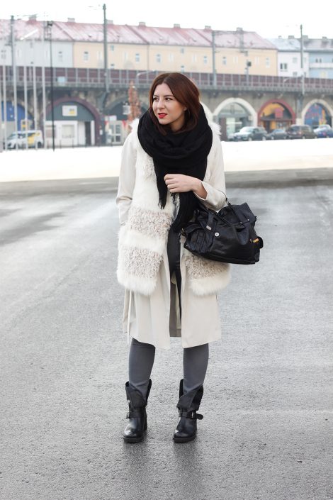 Biker Boots von DUO, Trenchcoat und Fake Fur Weste Biker Boots von DUO, Trenchcoat und Fake Fur Weste