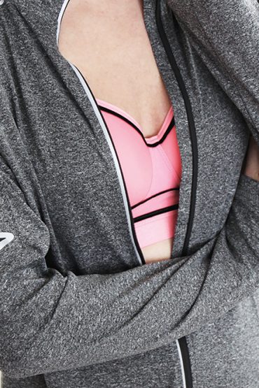 Neue Sportsachen, Fitness-Routine und Sport im Alltag Neue Sportsachen, Fitness-Routine und Sport im Alltag