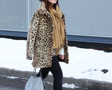 Isabel Marant Fransen-Stiefel, grauer Fedora und Leo-Mantel Isabel Marant Fransen-Stiefel, grauer Fedora und Leo-Mantel