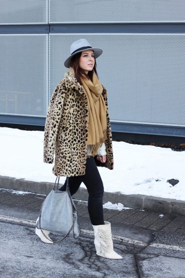 Isabel Marant Fransen-Stiefel, grauer Fedora und Leo-Mantel Isabel Marant Fransen-Stiefel, grauer Fedora und Leo-Mantel
