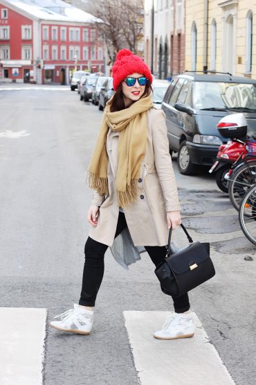 rote Bommelmütze, Trenchcoat, Trapez Bag und Sneaker Wedges rote Bommelmütze, Trenchcoat, Trapez Bag und Sneaker Wedges