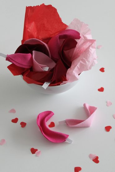 Last Minute Valentinstag DIY Geschenk – Glückskekse aus Filz Last Minute Valentinstag DIY Geschenk – Glückskekse aus Filz