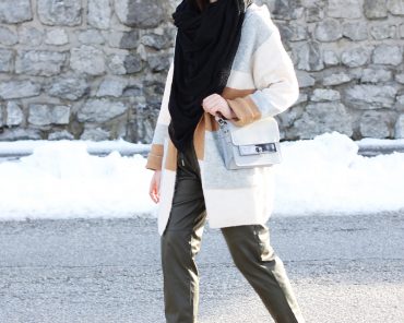 lockere Lederhose in Khaki, Cut Out Booties von Zara und Cross-Body Bag lockere Lederhose in Khaki, Cut Out Booties von Zara und Cross-Body Bag