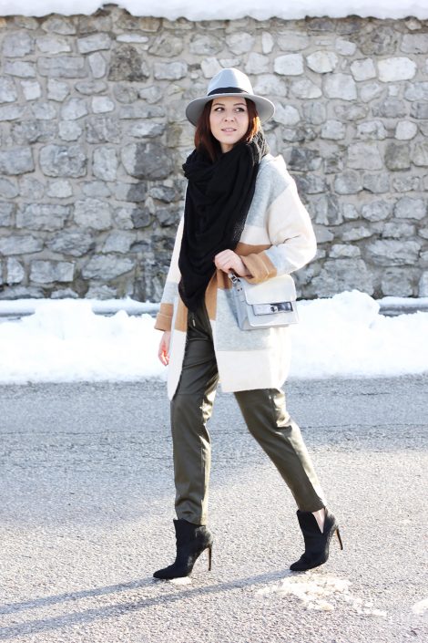 lockere Lederhose in Khaki, Cut Out Booties von Zara und Cross-Body Bag lockere Lederhose in Khaki, Cut Out Booties von Zara und Cross-Body Bag