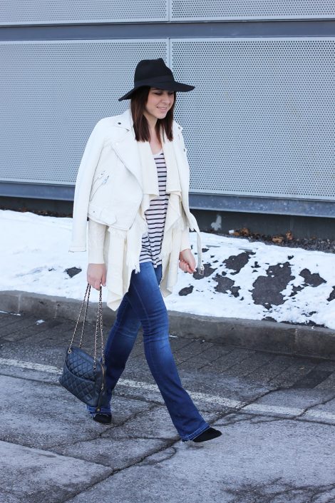 blaue flared Jeans, Fedora und Vintage-Tasche von Chanel blaue flared Jeans, Fedora und Vintage-Tasche von Chanel