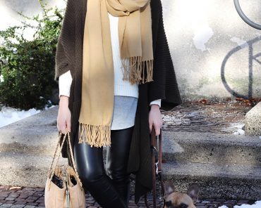 Classic Mini Calf Hair Leopard UGG-Boots, Strick-Cape und gesteppte Tasche Classic Mini Calf Hair Leopard UGG-Boots, Strick-Cape und gesteppte Tasche