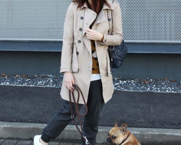 weiße Sneaker, Trench-Coat und Chanel weiße Sneaker, Trench-Coat und Chanel