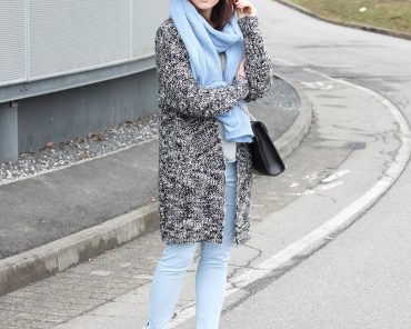 hellblaue Hose, graue Pumps und dicker Strickcardigan hellblaue Hose, graue Pumps und dicker Strickcardigan