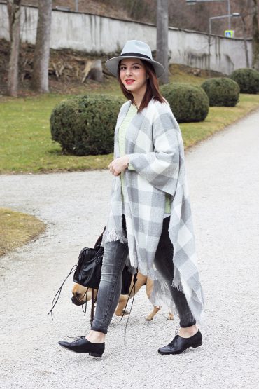Androgyn-Chic mit Schnürschuhen, Strickpullover und Cape Androgyn-Chic mit Schnürschuhen, Strickpullover und Cape
