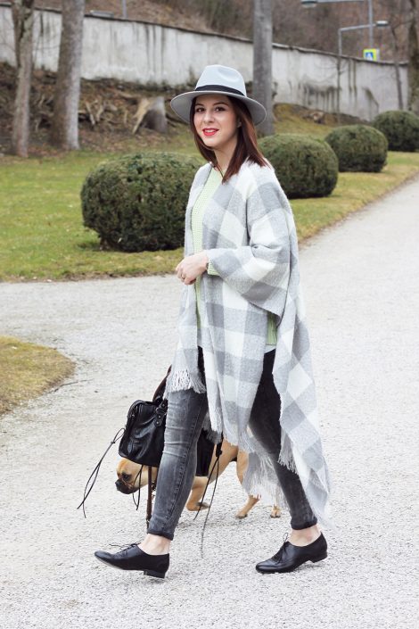 Androgyn-Chic mit Schnürschuhen, Strickpullover und Cape Androgyn-Chic mit Schnürschuhen, Strickpullover und Cape