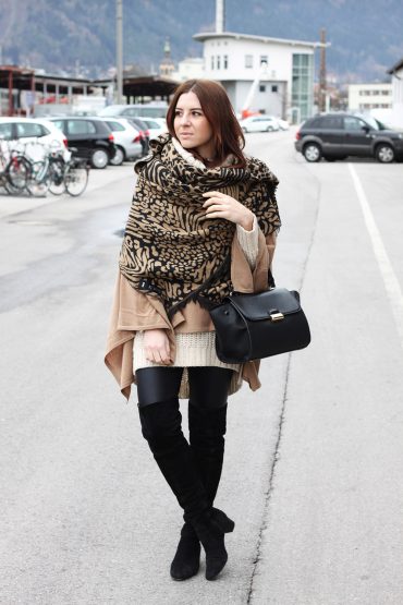 Overknee-Stiefel, Poncho und Trapez-Bag Overknee-Stiefel, Poncho und Trapez-Bag