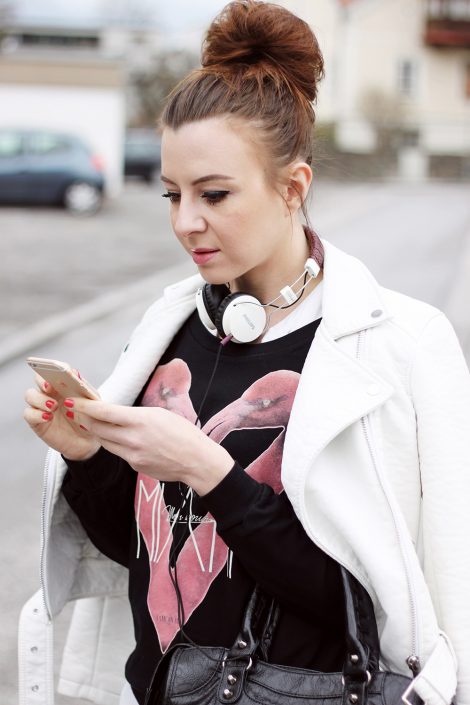 Pullover von FOY Paris, Philips Headphones und Espadrilles Pullover von FOY Paris, Philips Headphones und Espadrilles