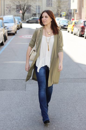 Bootcut Jeans, drapiertes Shirt und Chanel Bootcut Jeans, drapiertes Shirt und Chanel