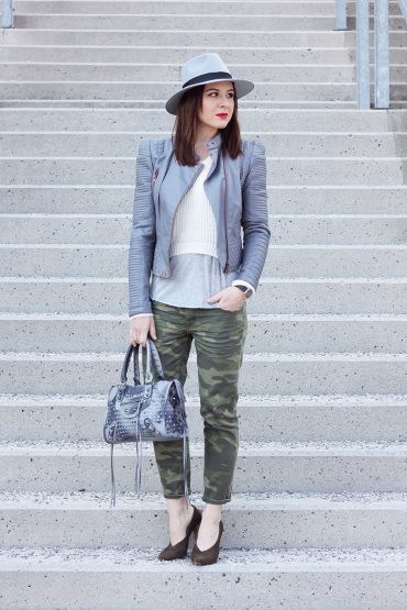 Camouflage Jeans von Zara und graue Lederjacke Camouflage Jeans von Zara und graue Lederjacke