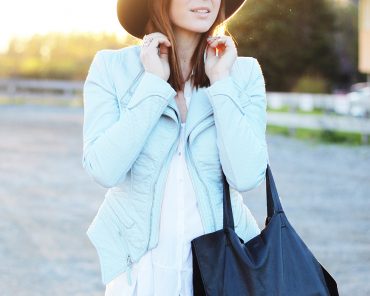 hellblaue Bikerjacke von Forever Unique und Fedora im Sonnenuntergang hellblaue Bikerjacke von Forever Unique und Fedora im Sonnenuntergang