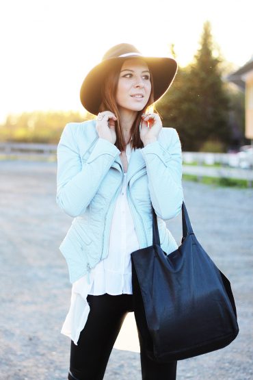 hellblaue Bikerjacke von Forever Unique und Fedora im Sonnenuntergang hellblaue Bikerjacke von Forever Unique und Fedora im Sonnenuntergang