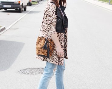 Pumps mit Schleife, Streifenshirt und Leo-Mantel Pumps mit Schleife, Streifenshirt und Leo-Mantel