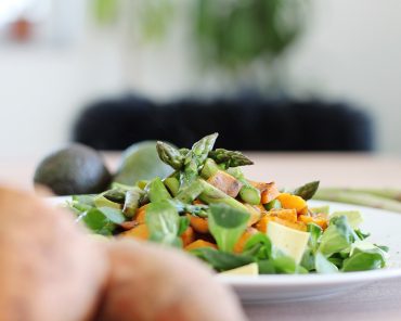 Süßkartoffelsalat mit Spargel und Avocado Süßkartoffelsalat mit Spargel und Avocado