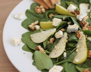 Spinatsalat mit Birnen und Blauschimmelkäse Spinatsalat mit Birnen und Blauschimmelkäse