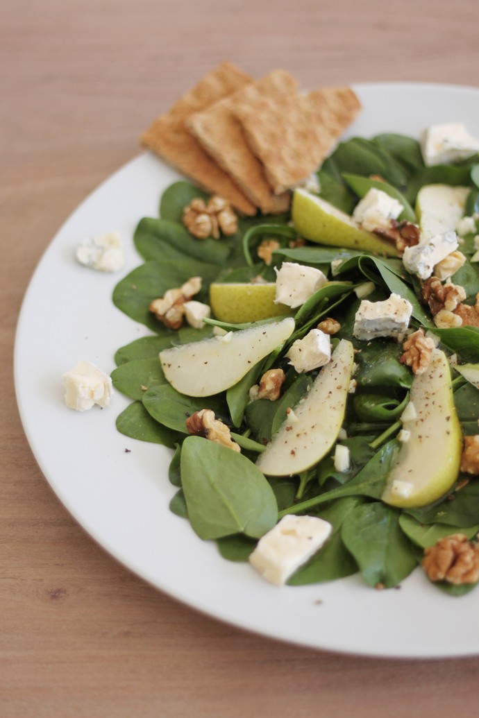 Spinatsalat mit Birnen und Blauschimmelkäse