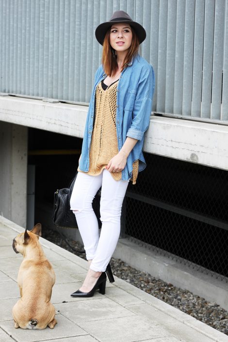 weiße Skinny Jeans, Strickshirt und Jeanshemd weiße Skinny Jeans, Strickshirt und Jeanshemd