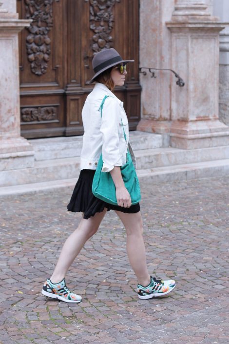 Sneaker von Adidas, Kleid von Asos und weiße Jeansjacke Sneaker von Adidas, Kleid von Asos und weiße Jeansjacke