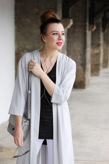 weiße Skinny Jeans, Long-Blazer von Topshop und Ray Ban weiße Skinny Jeans, Long-Blazer von Topshop und Ray Ban