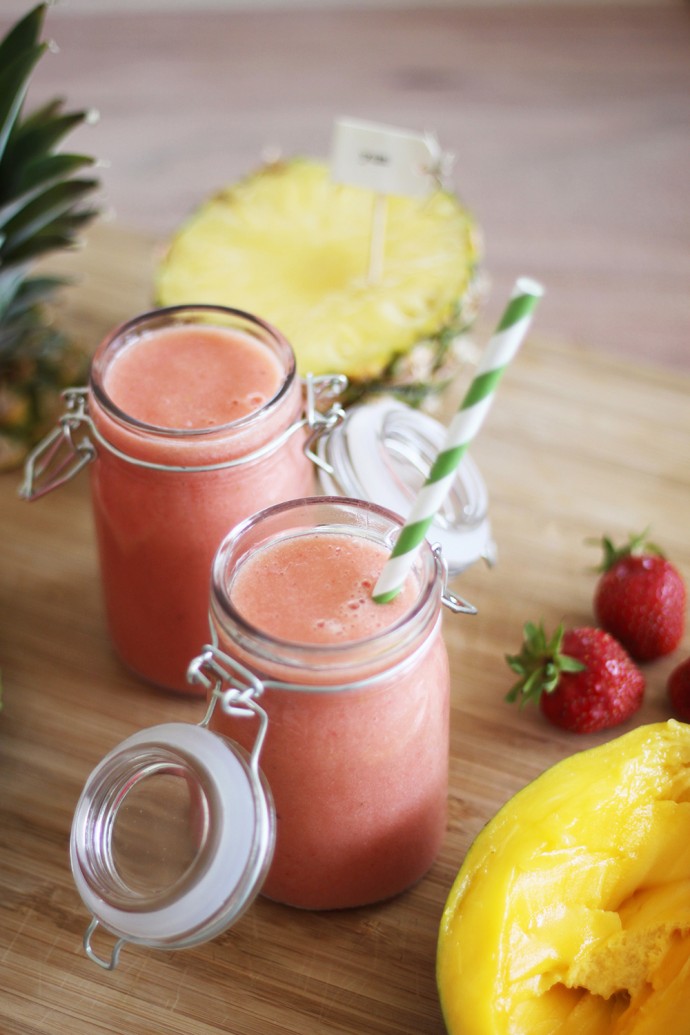 Melonen-Smoothie mit Mango, Erdbeeren und Ananas