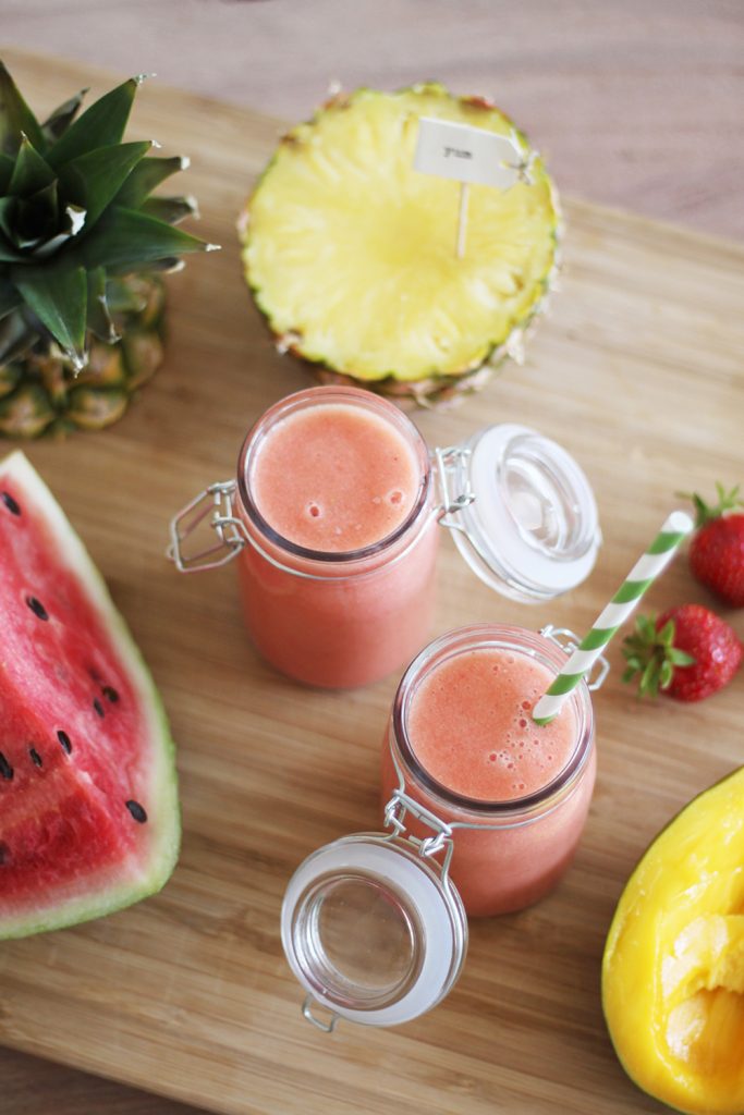 Melonen-Smoothie mit Mango, Erdbeeren und Ananas
