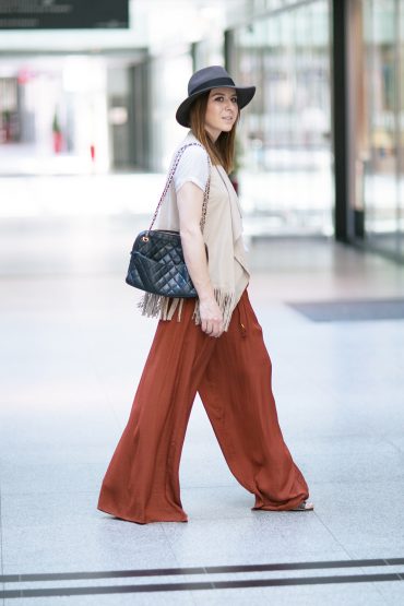 Palazzohose von Zara, Fransen-Weste von Bershka und Chanel Palazzohose von Zara, Fransen-Weste von Bershka und Chanel