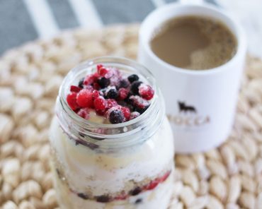 Veganes Frühstück mit Quinoa, Sojajoghurt und Beeren Veganes Frühstück mit Quinoa, Sojajoghurt und Beeren