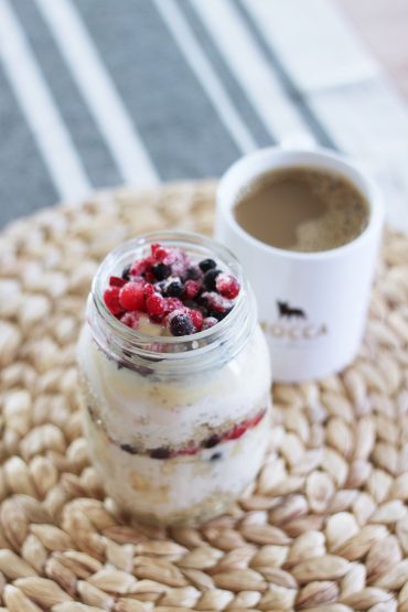 Veganes Frühstück mit Quinoa, Sojajoghurt und Beeren Veganes Frühstück mit Quinoa, Sojajoghurt und Beeren
