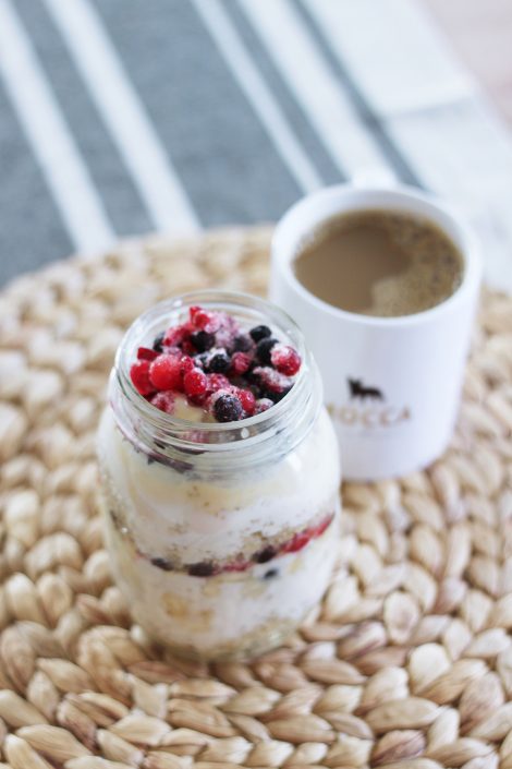 Veganes Frühstück mit Quinoa, Sojajoghurt und Beeren Veganes Frühstück mit Quinoa, Sojajoghurt und Beeren