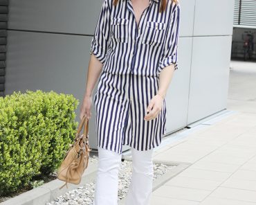 weiße flared Jeans, Streifen-Kleid und Vintage Tasche von Miu Miu weiße flared Jeans, Streifen-Kleid und Vintage Tasche von Miu Miu