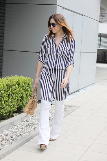 weiße flared Jeans, Streifen-Kleid und Vintage Tasche von Miu Miu weiße flared Jeans, Streifen-Kleid und Vintage Tasche von Miu Miu