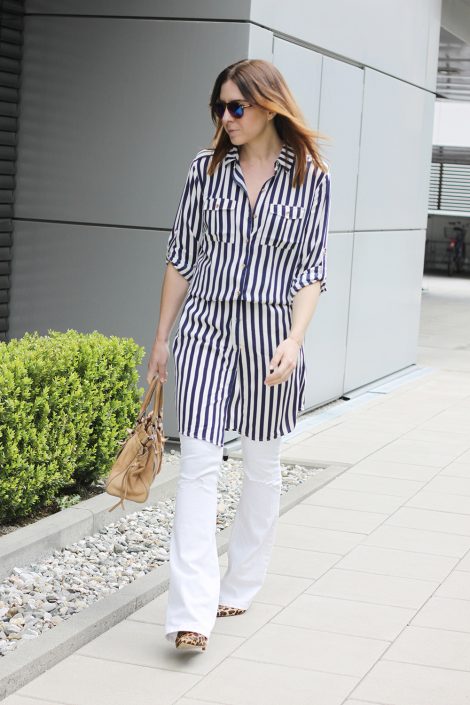 weiße flared Jeans, Streifen-Kleid und Vintage Tasche von Miu Miu weiße flared Jeans, Streifen-Kleid und Vintage Tasche von Miu Miu