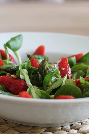 Spargelsalat mit Erdbeeren und Pinienkerne Spargelsalat mit Erdbeeren und Pinienkerne