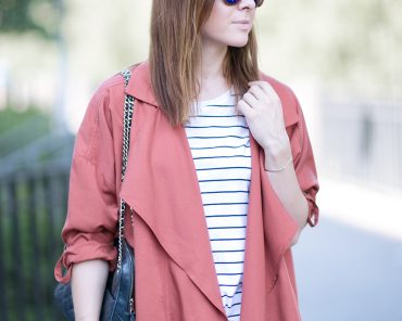 weiße flared Jeans von Zara, Jacke in Marsala von H&M und Chanel weiße flared Jeans von Zara, Jacke in Marsala von H&M und Chanel