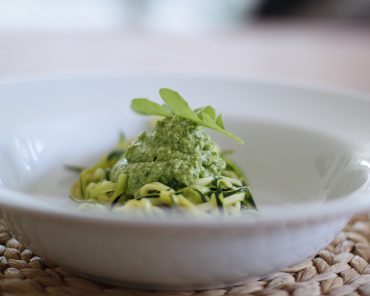 Eat Seasonal: Zucchini-Nudeln und Avocado-Rucola Pesto mit Orange Eat Seasonal: Zucchini-Nudeln und Avocado-Rucola Pesto mit Orange