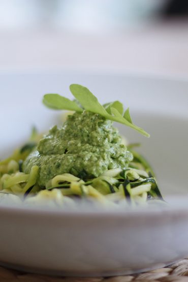 Eat Seasonal: Zucchini-Nudeln und Avocado-Rucola Pesto mit Orange Eat Seasonal: Zucchini-Nudeln und Avocado-Rucola Pesto mit Orange