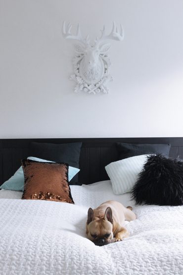 Homestory: Unser Schlafzimmer mit IKEA, KARE und einem Frenchie Homestory: Unser Schlafzimmer mit IKEA, KARE und einem Frenchie