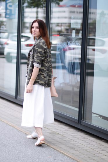 weiße Culotte von French Connection, Cut Out Schuhe und Camouflage Hemd weiße Culotte von French Connection, Cut Out Schuhe und Camouflage Hemd