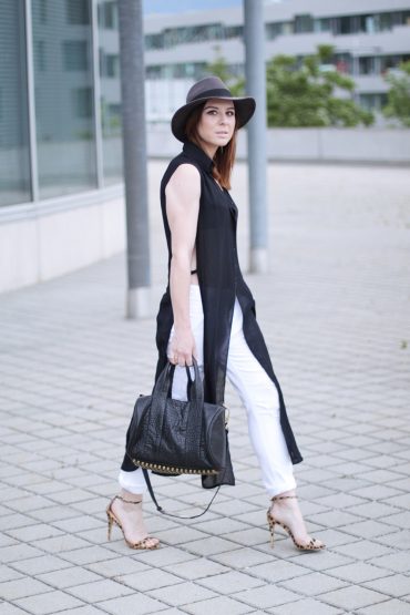 weiße Jeans von Mavi, Blusenkleid von Zara, Leder-BH von Gestuz weiße Jeans von Mavi, Blusenkleid von Zara, Leder-BH von Gestuz