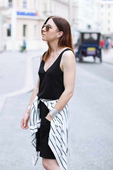 Schwarzer Jumpsuit von & other stories, Pantoletten von Aldo und Rucksack von Zara Schwarzer Jumpsuit von & other stories, Pantoletten von Aldo und Rucksack von Zara