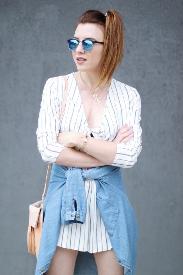 Jumpsuit mit Streifen von H&M, beige Flap Bag von COS und High Heels mit Riemchen von Asos Jumpsuit mit Streifen von H&M, beige Flap Bag von COS und High Heels mit Riemchen von Asos